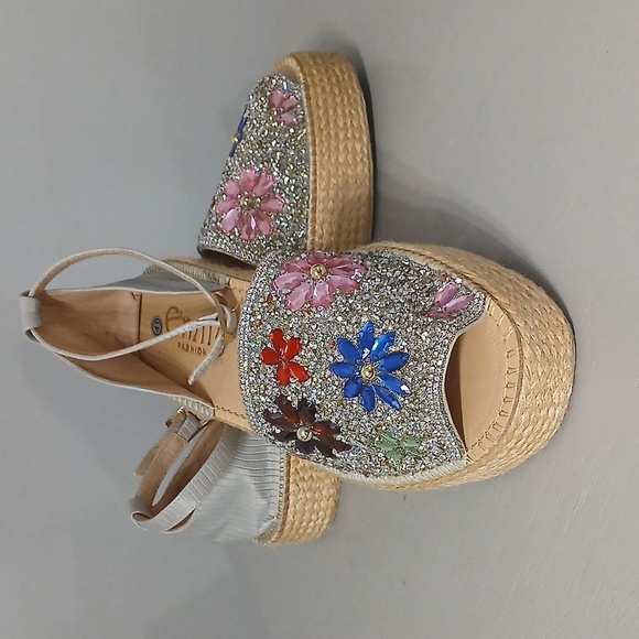 Embellished Floral Sandals ,size 41, fits size 10, made In Colombia, pre-owned - Picture 2 of 7